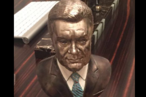 У бывшего высокопоставленного налоговика при обыске нашли бюст Януковича