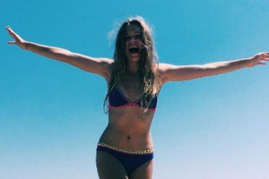 Вера Брежнева показала яркие пляжные фото