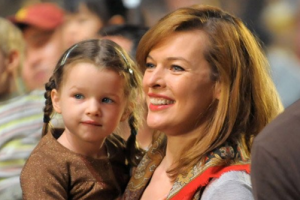 Дочь Миллы Йовович снялась в новом фильме "Обитель зла"