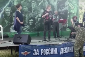 В России произошел необычный инцидент: во время песни о дружбе с Украиной рухнула сцена