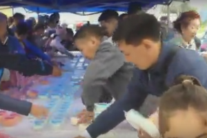 В России толпа устроила битву за еду, украв лакомство у детей-сирот