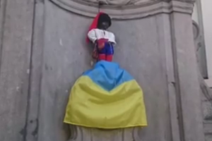 В Брюсселе "Писающий мальчик" "надругался" над флагом Украины