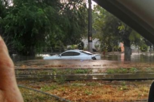 В Одессе автомобиль утонул в луже