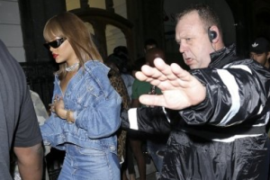 Папарацци сфотографировали Рианну в странном наряде