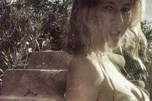 Ксения Собчак в откровенном бикини показала живот