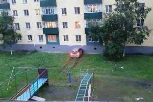 Россиянин поссорился с женой и начал на иномарке биться о стену многоэтажного дома