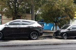 В Харькове вместо дороги смолой залили машины