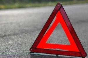 В Мариуполе произошло ДТП: автомобиль врезался в дерево, водитель серьезно пострадал
