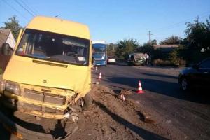 В Днепре авто врезалось в маршрутку: пассажир получил травму ключицы