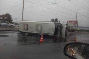 В Запорожье на скользкой дороге перевернулась маршрутка: есть пострадавшие