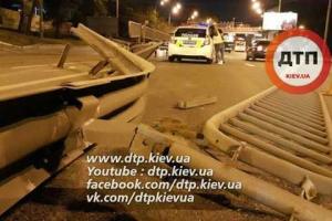 В Киеве пьяный водитель снес более 30 метров отбойника