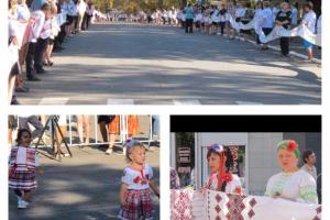 В Волновахе создали "живую цепочку" из рушников протяженностью более 4-х км