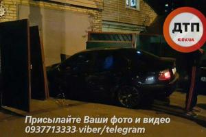 Ночное ДТП в Киеве: авто вылетело с дороги и врезалось в гараж