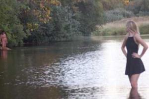 Выпускница сделала фото на берегу реки и прославилась на весь мир
