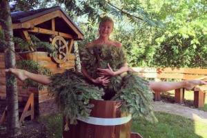 Голая Анастасия Волочкова сделала шпагат на бочке