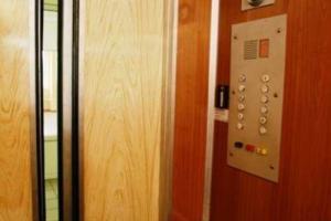 В Москве злоумышленник надругался в лифте над двумя девочками