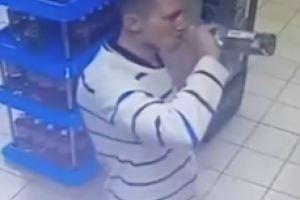 Во Владивостоке орудует "водочный маньяк": мужчина ходит по супермаркетам и залпом выпивает алкоголь 