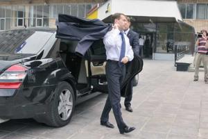 Медведев считает, что в каждой российской семье есть автомобиль