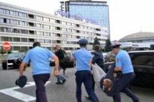 В Одессе забросали яйцами Генконсульство РФ