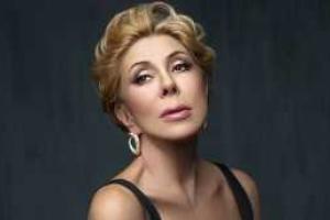 Любовь Успенская поразила красивым платьем со смелым декольте