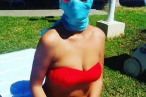 Певица Слава загорает с маской на лице: фанаты смеются