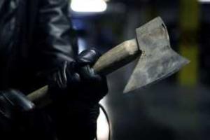 В центре Москвы 18-летнюю девушку ограбил мужчина с топором