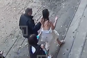 В России голая женщина гналась за воровкой своего кошелька из бани, появилось видео