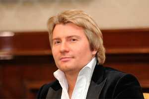 Певец Николай Басков появился на публике в костюме "морского короля"