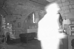 Владелец английского ресторана увидел привидение через свой смартфон 