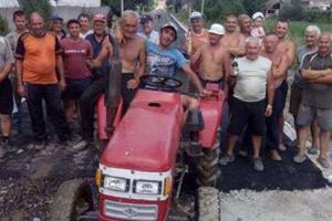 В Закарпатье местные жители проложили асфальт без помощи государства 