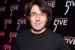 Популярный телеведущий показал поклонникам, как изнуряет себя в спортзале