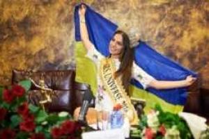 "Миссис Вселенная-2016" привезла корону победительницы в Украину