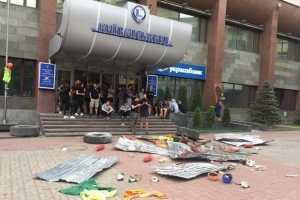 Возле "Киевгорстроя" жесткие столкновения: "Азов" блокирует офис скандального застройщика, слышны громкие взрывы