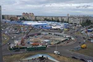 В Киеве активисты проводят митинг против постройки торгового центра над станцией метро "Героев Днепра"