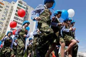 Учеников российской православной гимназии готовят к войне с Америкой