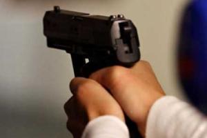 Двое неизвестных выстрелили в киевлянина и отобрали сумку с деньгами