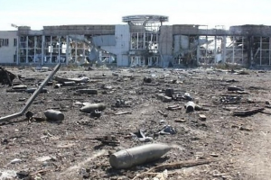 В Донецке боевики активно растаскивают развалины аэропорта на металлолом