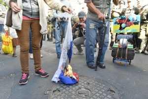 В Киеве "Свободовцы" устроили публичное сожжение российского флага у посольства РФ