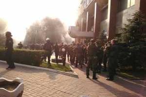 Полиция задержала активистов "Азова", которые пустили в силовиков слезоточивый газ на митинге в Киеве