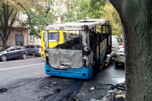 Появилось шокирующее видео, как в центре Одессы горела пассажирская маршрутка