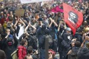 Бойня в Париже: митингующие подожгли полицейского