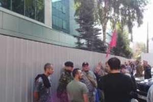 Активисты заявили о бессрочной акции и планируют ночевать под офисом телеканала "Интер"