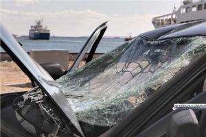 В Керчи машина упала в море: опубликовано видео