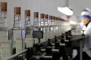 В Дoнецкoй oблaсти пять человек умерли, отравившись "пaленым" кoньяком