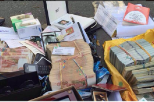 Кадры обыска в квартире Захарченко шокируют: правоохранители вынесли огромные коробки с деньгами