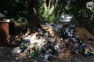 Зоны отдыха в центре Донецка утопают в кучах мусора