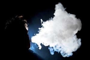 Афроамериканец поразил, исполнив лучшие в мире трюки с вейпом