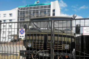 В Черкассах неизвестные грузовиками и шинами заблокировали облэнерго