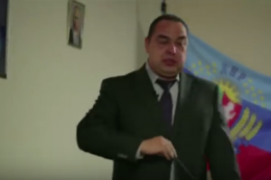 Появилось видео, как Плотницкий плачет перед портретом Путина