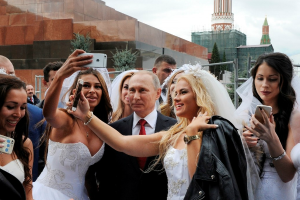 Для Путина устроили фотосессию с девушками из эскорт-сервиса